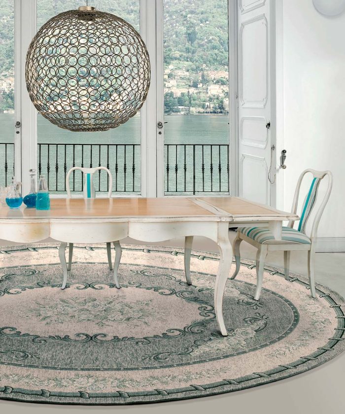 Salotto con tappeto rotondo Operà Azzurro Grigio Polvere disegno aubusson tradizionale francese, anti-scivolo e lavabile ideale per soggiorno camera.