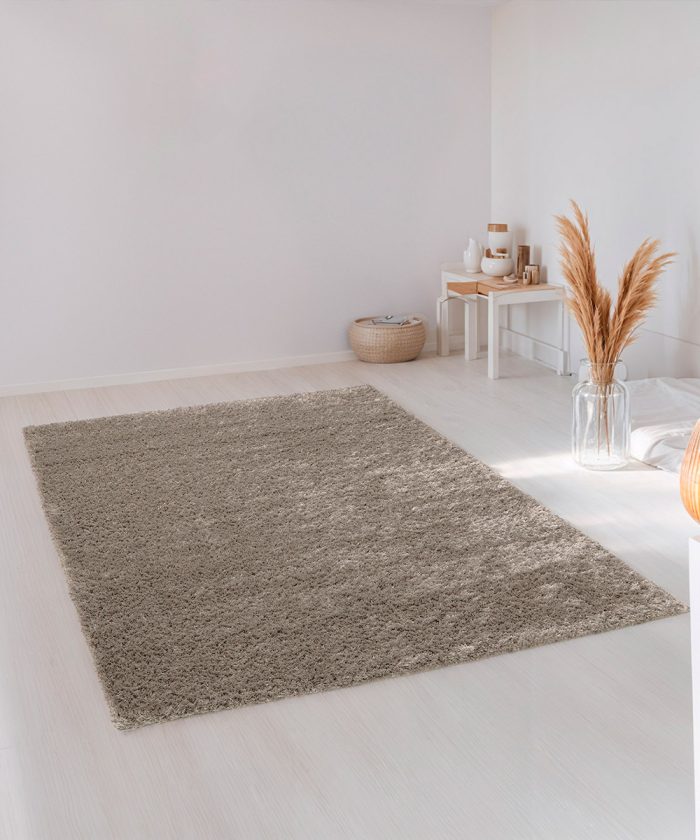 Living con Tappeto shaggy Tivoli 070 grigio. Tappeto arredo con pelo lungo per salotto o camera da letto.