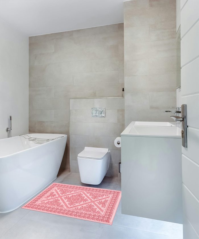 Bagno con Tappeto Sardo Rosa 100% cotone e prodotto in Sardegna Italia. Tappetino passatoia lavabile.