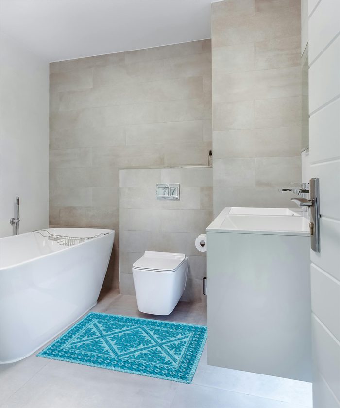 Bagno con Tappeto Sardo Turchese azzurro 100% cotone e prodotto in Sardegna Italia. Tappetino passatoia lavabile.