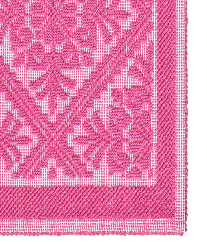 Particolare del Tappeto Sardo Fucsia 100% cotone e prodotto in Sardegna Italia. Tappetino bagno passatoia lavabile.