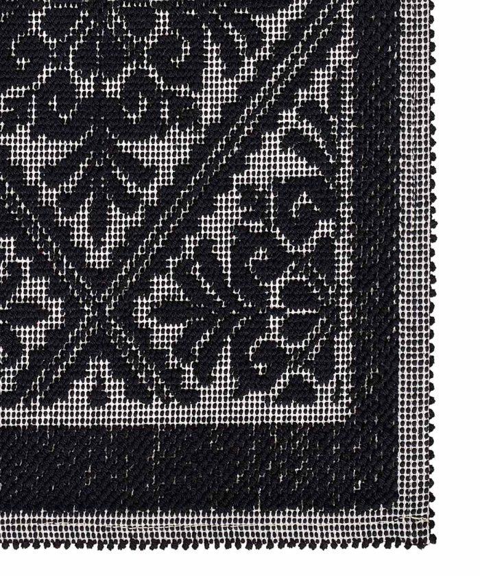Dettaglio del Tappeto Sardo Nero 100% cotone e prodotto in Sardegna Italia. Tappetino bagno passatoia lavabile.
