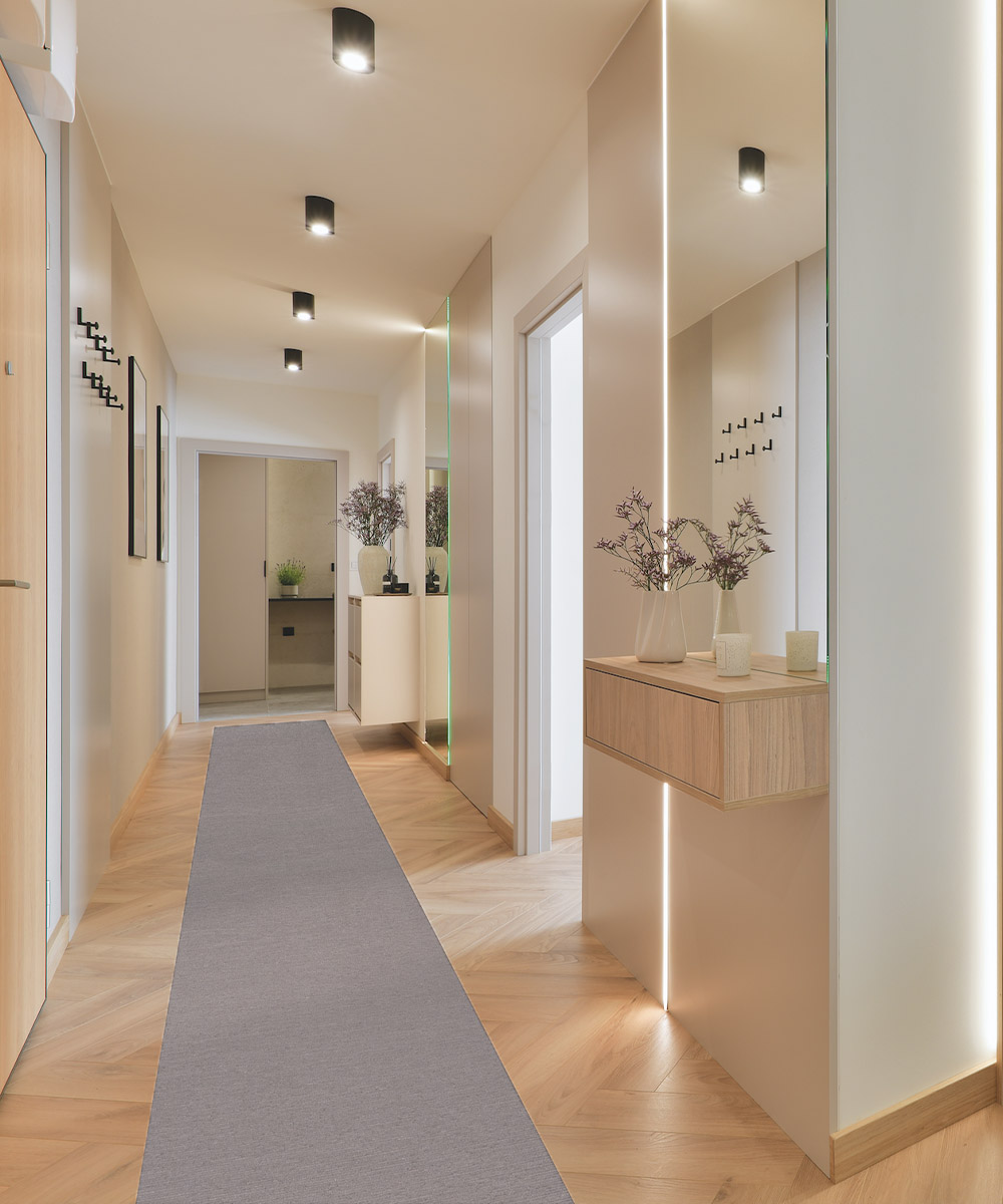 Ingresso casa con Tappeto passatoia tinta unita grigio, lavabile e anti-scivolo. Emozioni Essenziali di FInicop by Suardi