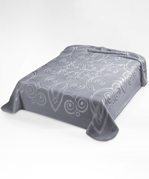 Coperta tinta unita grigio chiaro, calda e morbida con pelo effetto velluto. Disponibile per letto singolo e matrimoniale, fabbricata in Spagna.