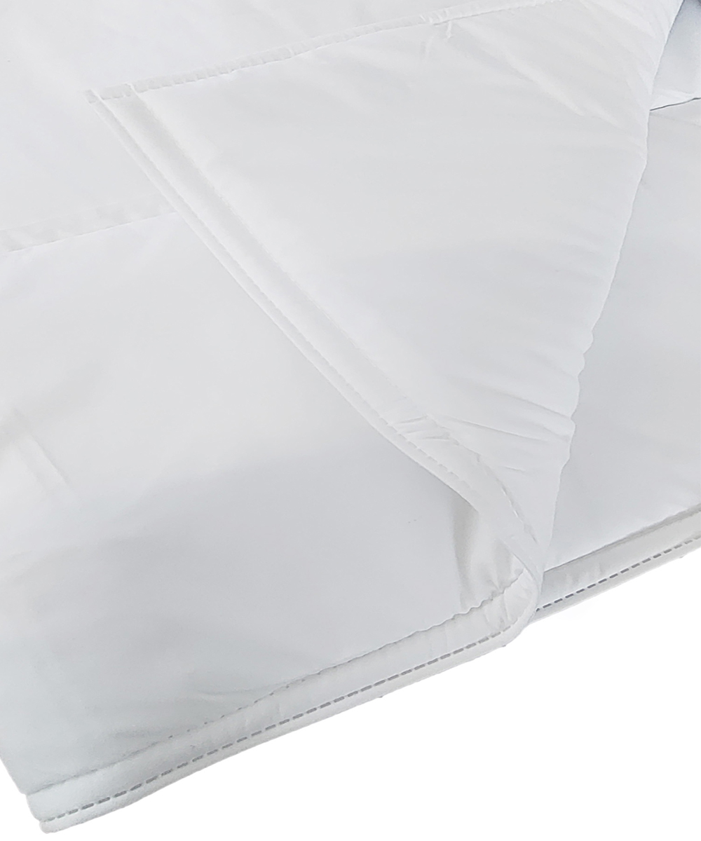 Dettaglio piumino letto 100% poliestere e made in Italy. ADAMELLO estivo 100 grammi. MONVISO invernale 300 grammi