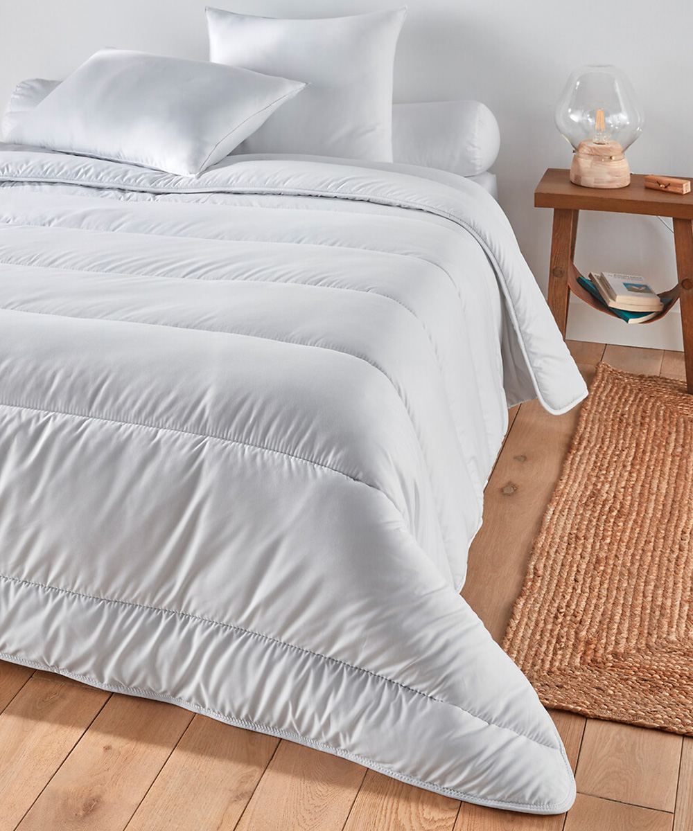 Letto con piumino 100% poliestere e made in Italy. ADAMELLO estivo 100 grammi. MONVISO invernale 300 grammi