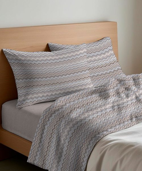 Completo Lenzuola letto Singolo MAtrimoniale disegno moderno geometrico zig zag Baia beige grigio. 1 piazza, 1 piazza e mezza, 2 piazze. Completo lenzuolo, angolo e federe cuscini.