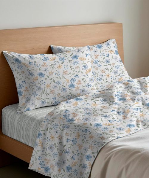 Completo Lenzuola letto Singolo Matrimoniale disegno floreale primavera fiori bianco azzurro multicolore. 1 piazza, 1 piazza e mezza, 2 piazze. Completo lenzuolo, angolo e federe cuscini.