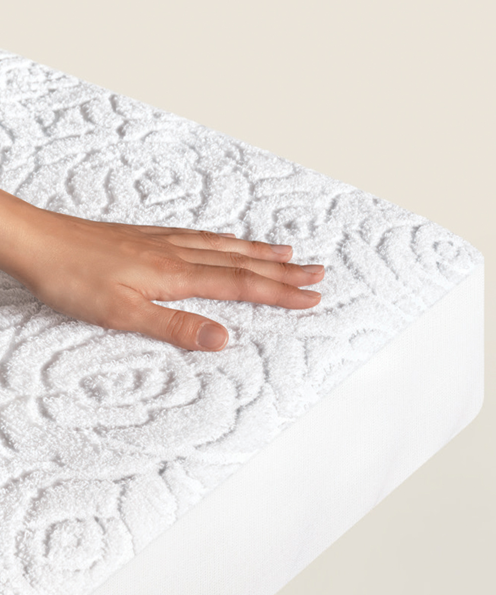 Dettaglio del Coprimaterssao Florence in cotone 400 grammi al metro quadro, 100% prodotto in Italia. Letto singolo e matrimoniale, altezza 30 cm con angoli elasticizzati.