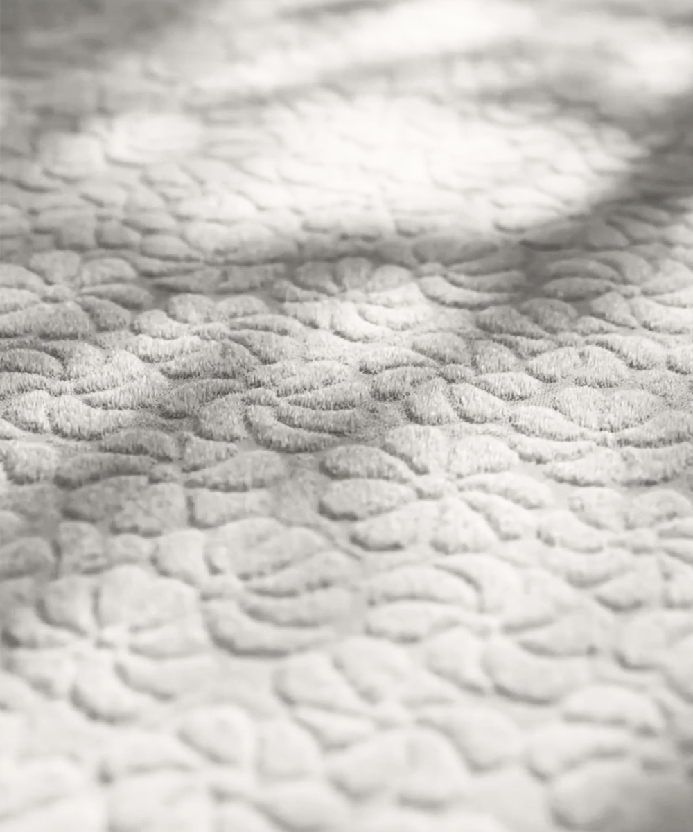 Dettaglio del Coprimaterssao Rossi in cotone 420 grammi al metro quadro, 100% prodotto in Italia. Letto singolo e matrimoniale, altezza 30 cm con angoli elasticizzati.