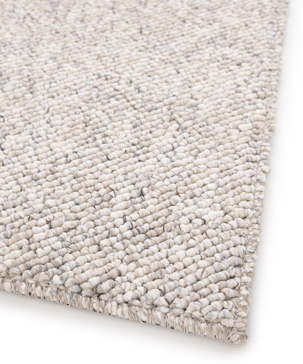 Angolo del Tappeto bouclé PABLO GREIGE tessitura effetto riccio, colori naturali e design minimal in stile scandinavo. Morbidi, resistenti ma anche pratici e facili da lavare: lavatrice e asciugatrice.