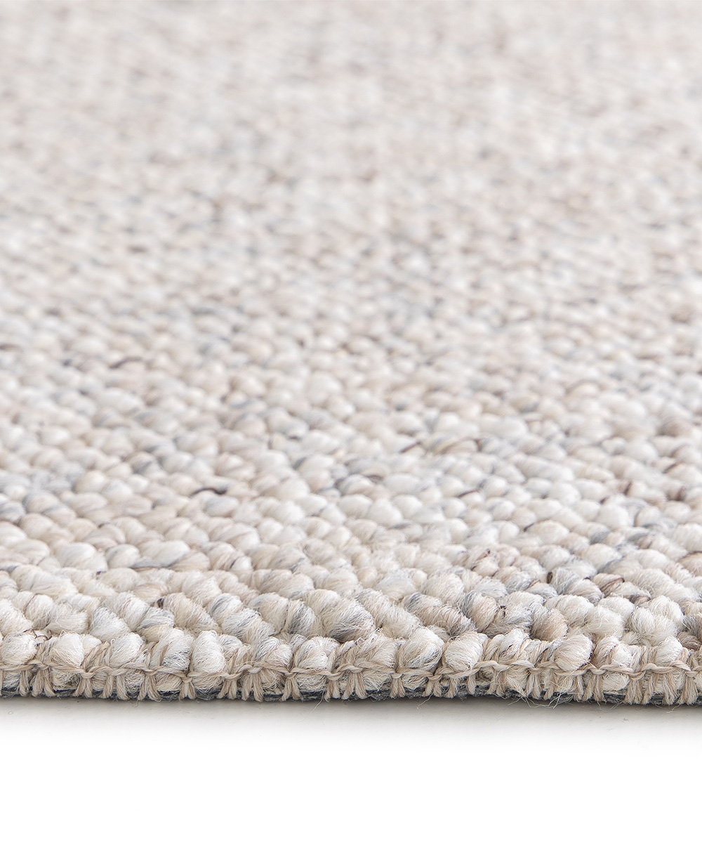 Bordo del Tappeto bouclé PABLO GREIGE tessitura effetto riccio, colori naturali e design minimal in stile scandinavo. Morbidi, resistenti ma anche pratici e facili da lavare: lavatrice e asciugatrice.