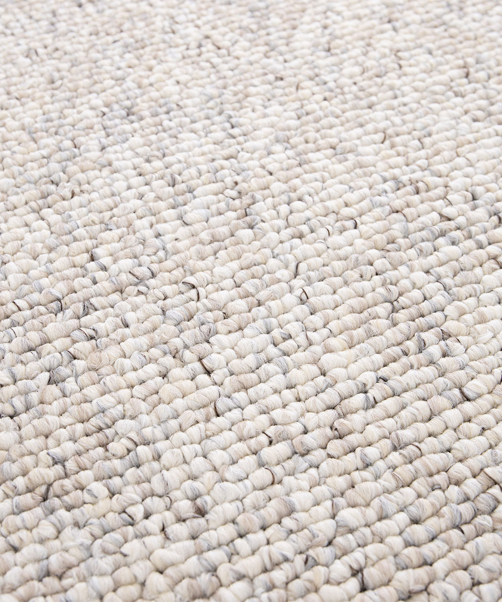 Dettaglio vello del Tappeto bouclé PABLO GREIGE tessitura effetto riccio, colori naturali e design minimal in stile scandinavo. Morbidi, resistenti ma anche pratici e facili da lavare: lavatrice e asciugatrice.