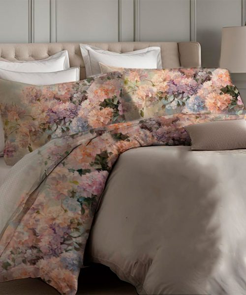 Completo lenzuola matrimoniale in cotone bianco con balza stampata a delicato motivo floreale con fiori gialli e foglie verdi.