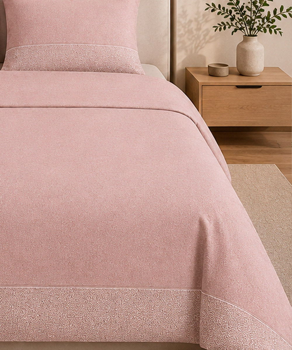 Dettaglio Parure Copripiumino living Class 3 rosa. In pregiato cotone e 100% prodotto in Italia. Stampa digitale alta definizione.