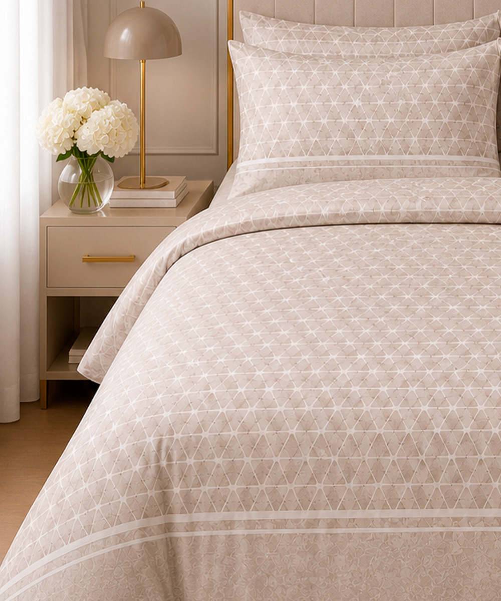 Dettaglio Parure Copripiumino living Geo 12 tortora beige. In pregiato cotone e 100% prodotto in Italia. Stampa digitale alta definizione.