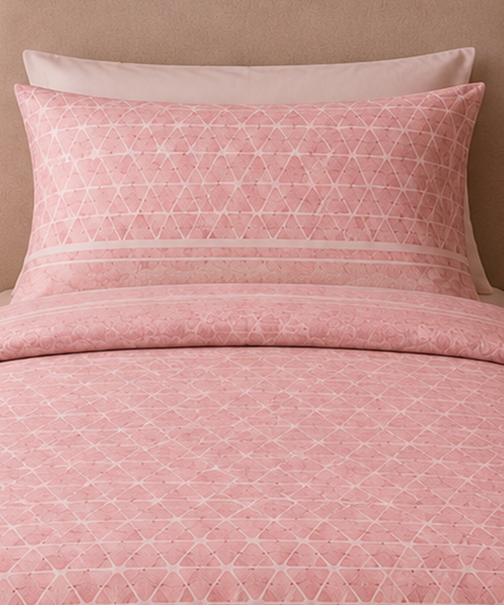 Dettaglio federa Parure Copripiumino living Geo 3 rosa. In pregiato cotone e 100% prodotto in Italia. Stampa digitale alta definizione.