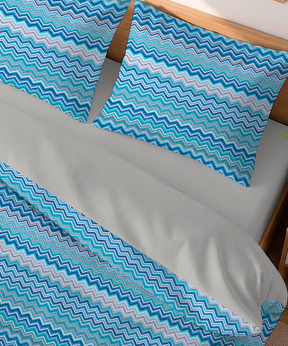 Dettaglio Parure Copripiumino Quadrifoglio Fantasia disegno zig zag azzurro. In cotone e 100% prodotto in Italia. Disponibile sia per letto singolo che per letto matrimoniale.