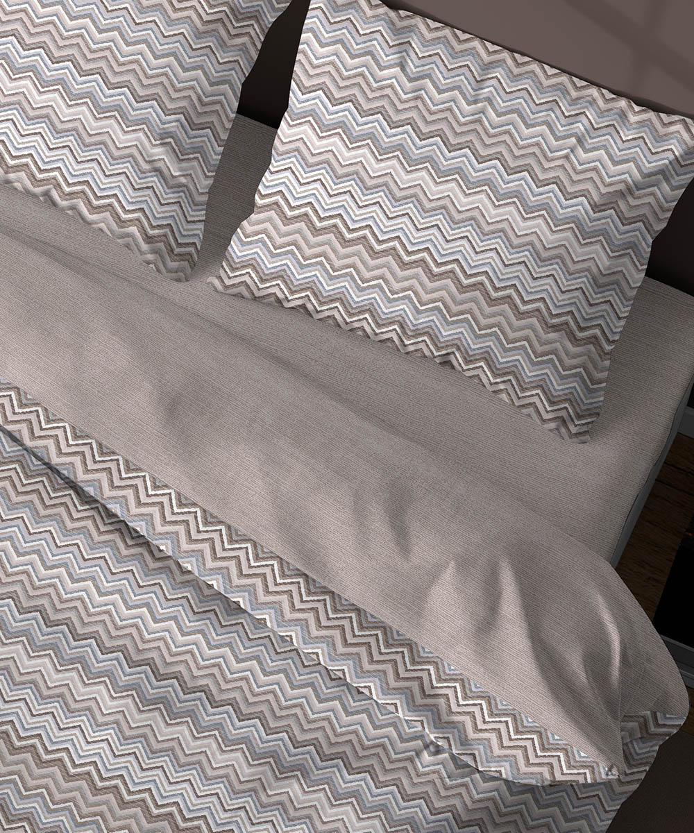 Dettaglio Parure Copripiumino Quadrifoglio Fantasia disegno zig zag beige. In cotone e 100% prodotto in Italia. Disponibile sia per letto singolo che per letto matrimoniale.