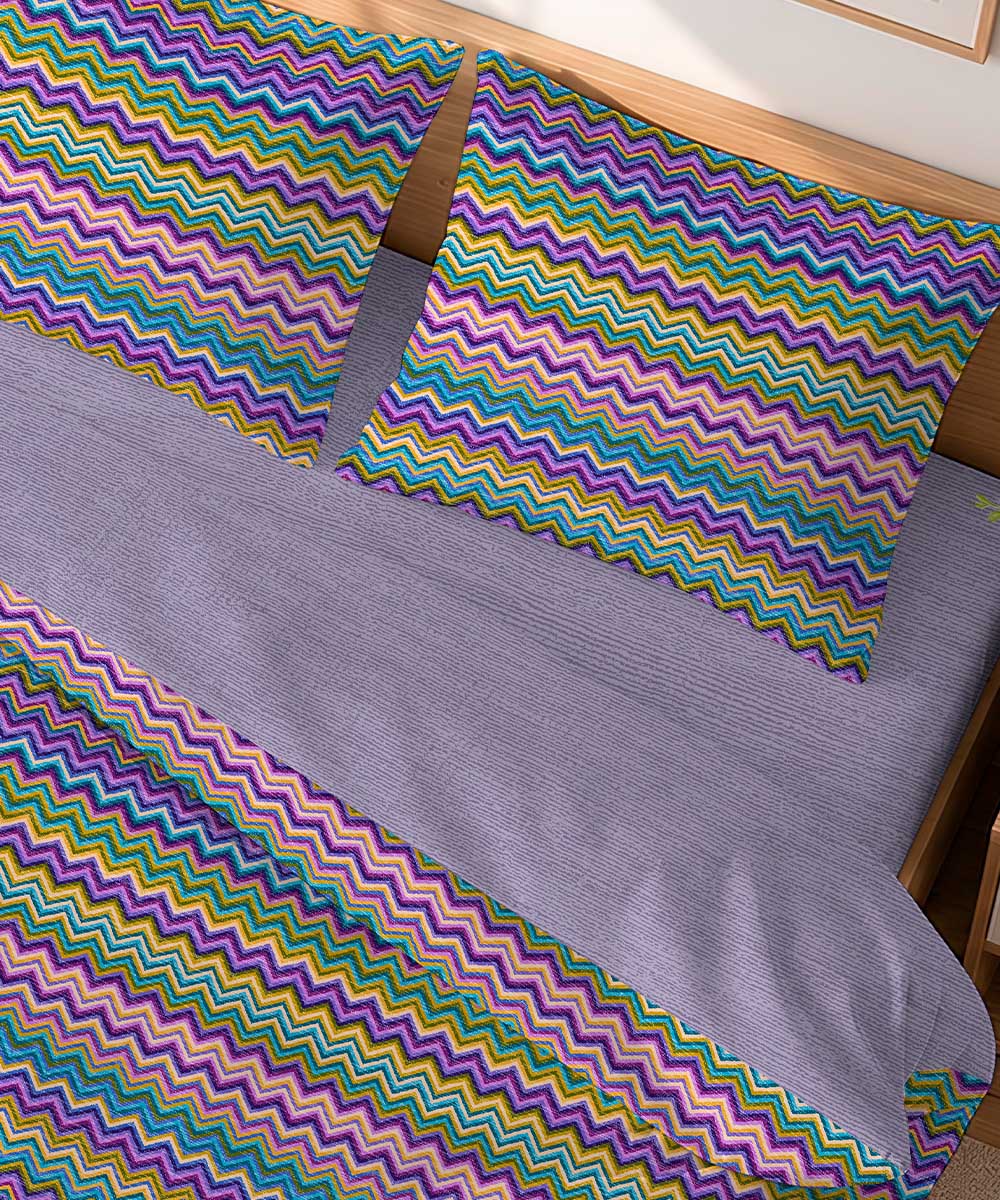 Dettaglio Parure Copripiumino Quadrifoglio Fantasia disegno zig zag lilla viola. In cotone e 100% prodotto in Italia. Disponibile sia per letto singolo che per letto matrimoniale.