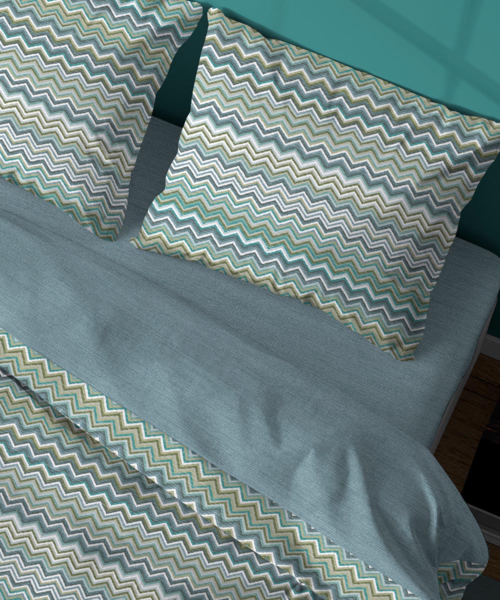Dettaglio Parure Copripiumino Quadrifoglio Fantasia disegno zig zag verde azzurro. In cotone e 100% prodotto in Italia. Disponibile sia per letto singolo che per letto matrimoniale.