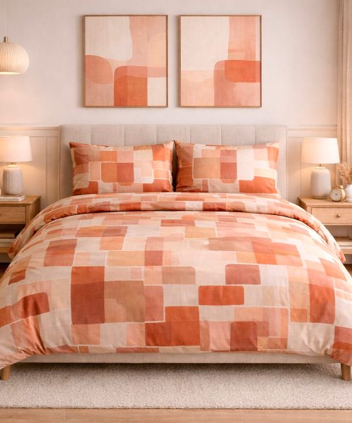 Parure Copripiumino Quadrifoglio Fantasia disegno brick arancio stile retrò geometrico. In cotone e 100% prodotto in Italia. Disponibile sia per letto singolo che per letto matrimoniale.