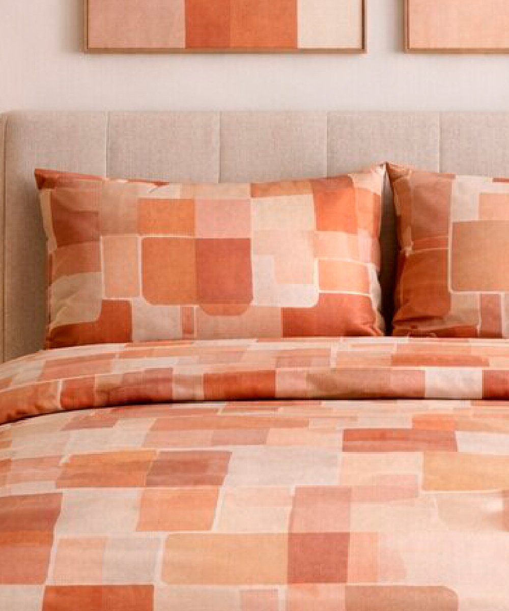 Dettaglio federa Parure Copripiumino Quadrifoglio Fantasia disegno brick arancio stile retrò geometrico. In cotone e 100% prodotto in Italia. Disponibile sia per letto singolo che per letto matrimoniale.