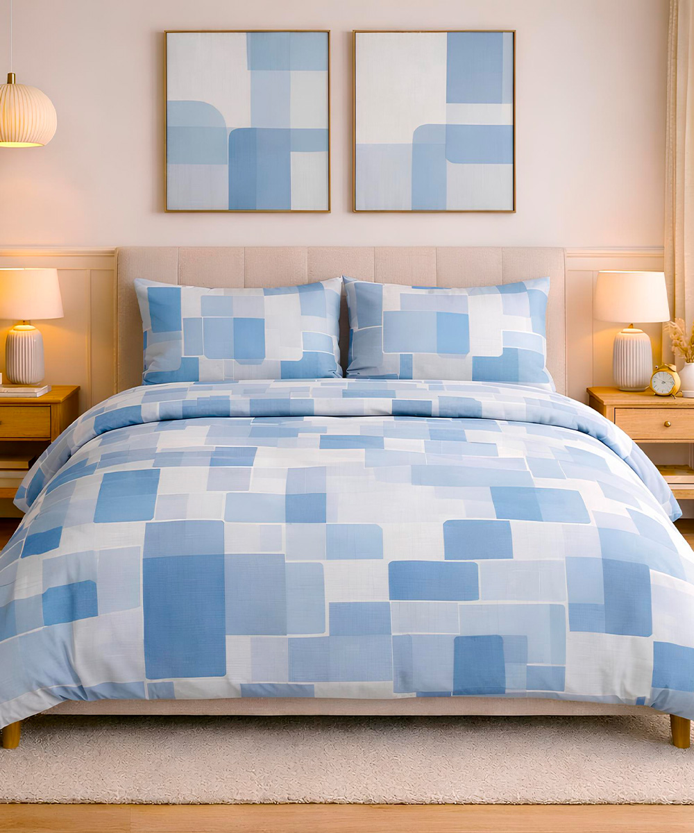 Parure Copripiumino Quadrifoglio Fantasia disegno brick azzurro stile retrò geometrico. In cotone e 100% prodotto in Italia. Disponibile sia per letto singolo che per letto matrimoniale.
