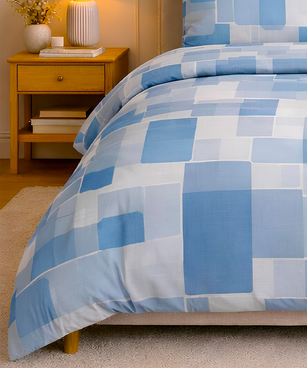 Dettaglio Parure Copripiumino Quadrifoglio Fantasia disegno brick azzurro stile retrò geometrico. In cotone e 100% prodotto in Italia. Disponibile sia per letto singolo che per letto matrimoniale.