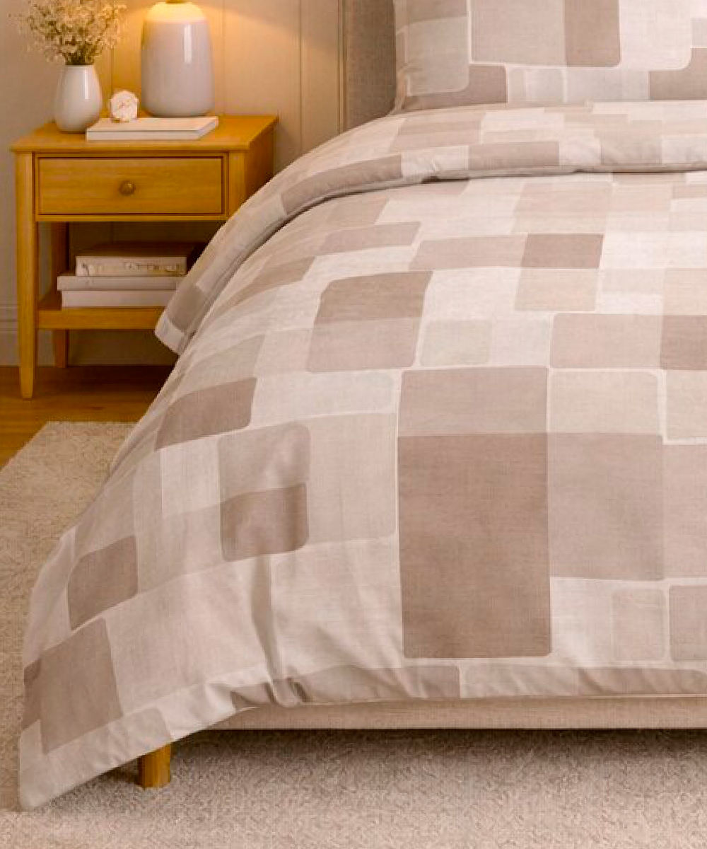 Dettaglio Parure Copripiumino Quadrifoglio Fantasia disegno brick beige stile retrò geometrico. In cotone e 100% prodotto in Italia. Disponibile sia per letto singolo che per letto matrimoniale.