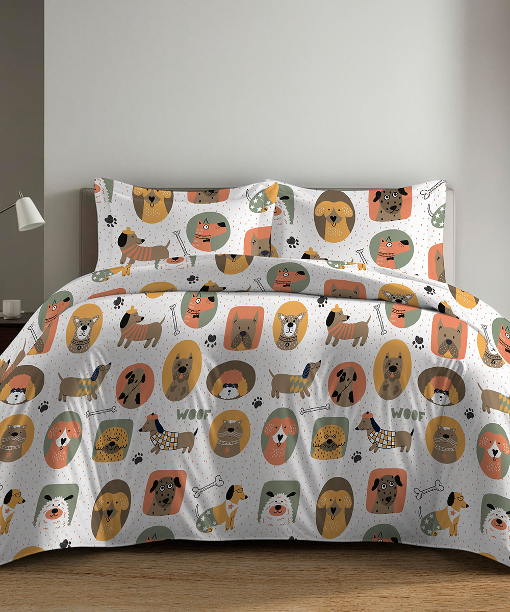 Parure Copripiumino Quadrifoglio Fantasia disegno cani fumetto cagnolini. In cotone e 100% prodotto in Italia. Disponibile sia per letto singolo che per letto matrimoniale.