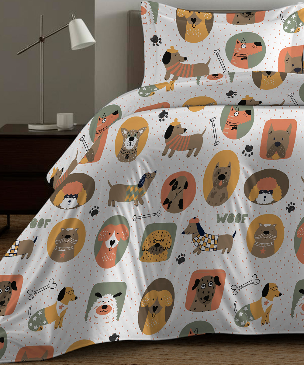 Dettaglio Parure Copripiumino Quadrifoglio Fantasia disegno cani fumetto cagnolini. In cotone e 100% prodotto in Italia. Disponibile sia per letto singolo che per letto matrimoniale.