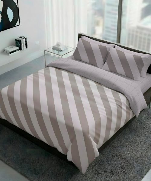Parure Copripiumino Quadrifoglio Fantasia disegno a righe e quadri beige. In cotone e 100% prodotto in Italia. Disponibile sia per letto singolo che per letto matrimoniale.