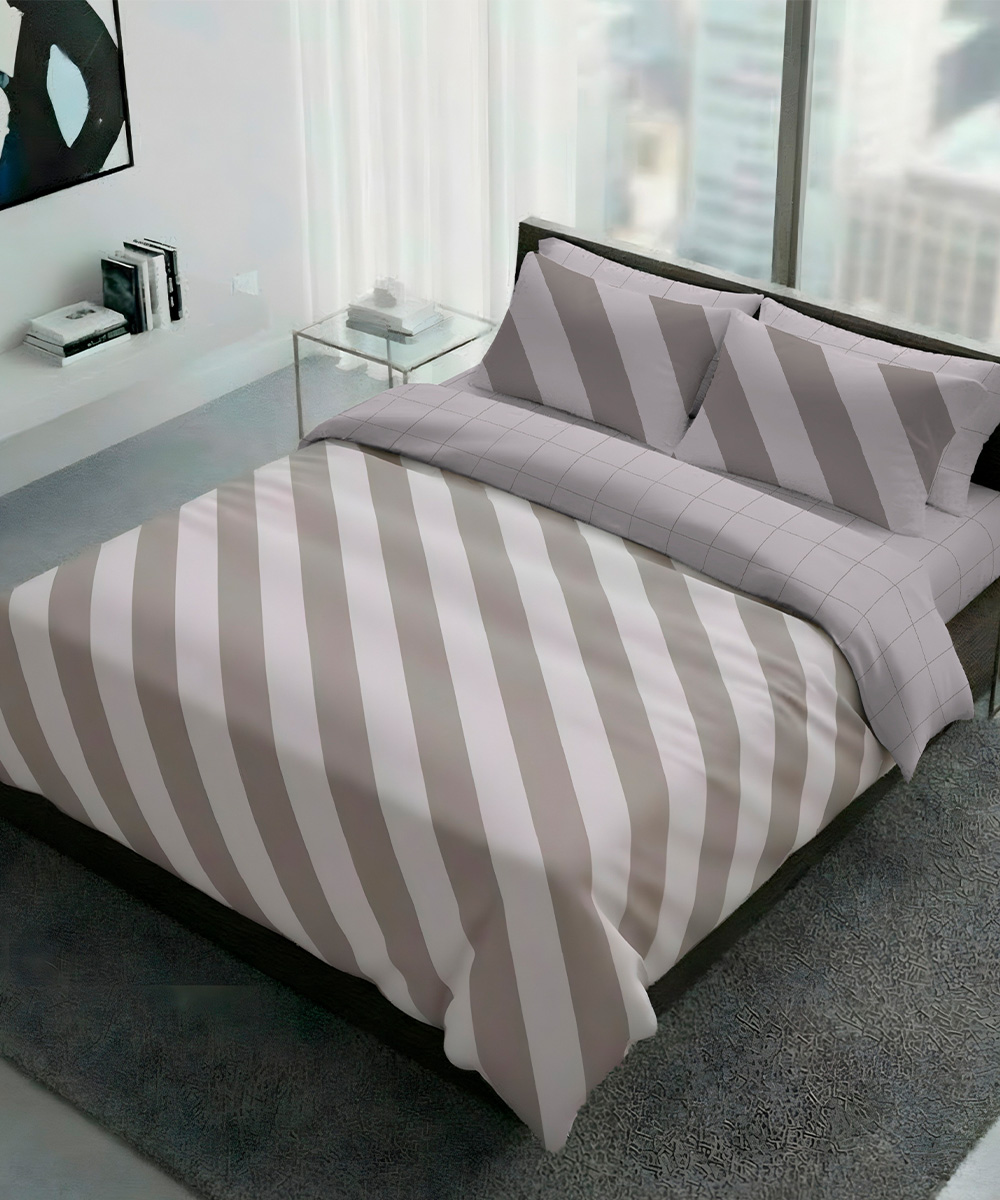 Parure Copripiumino Quadrifoglio Fantasia disegno a righe e quadri beige. In cotone e 100% prodotto in Italia. Disponibile sia per letto singolo che per letto matrimoniale.