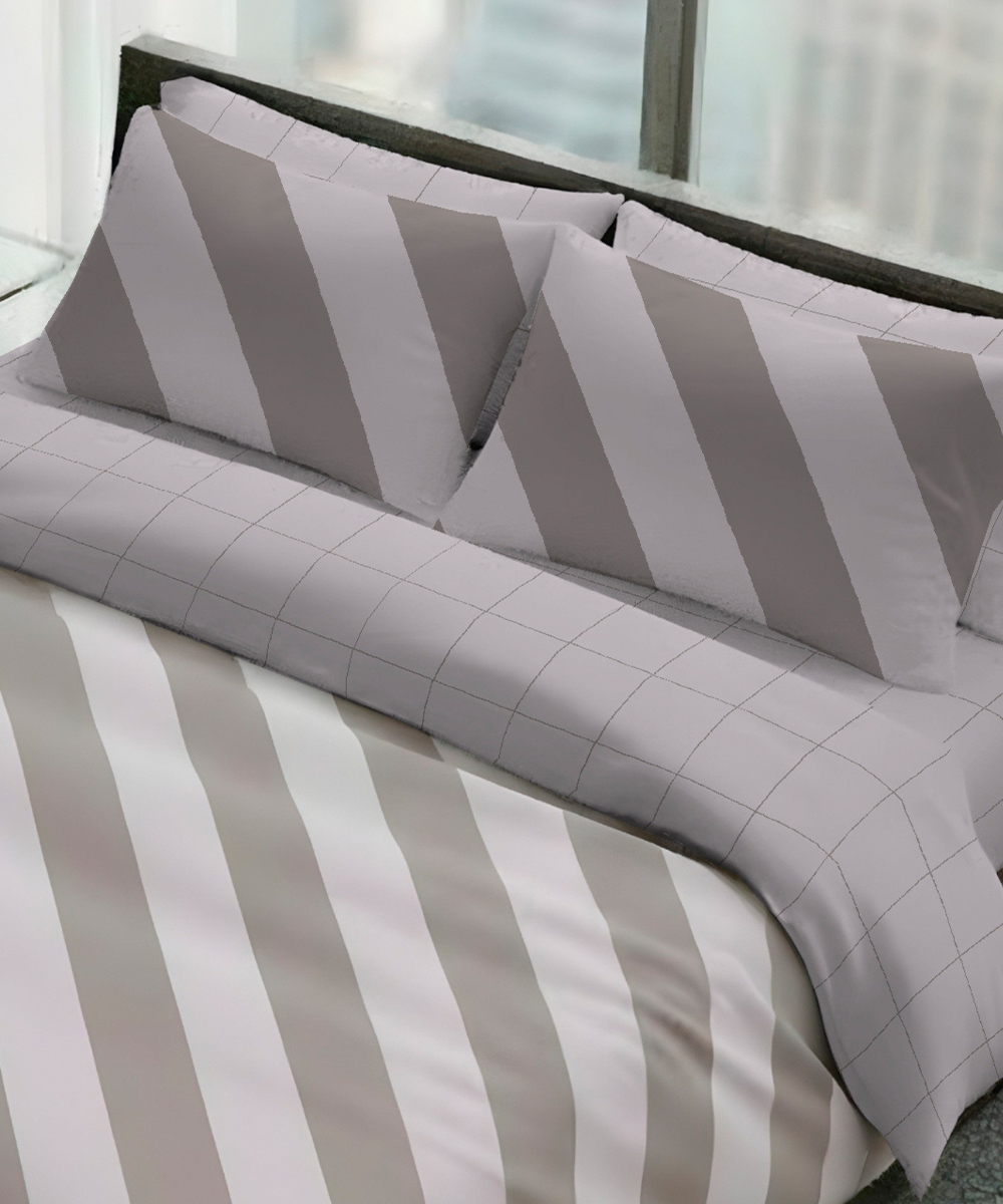 Dettaglio Parure Copripiumino Quadrifoglio Fantasia disegno a righe e quadri beige. In cotone e 100% prodotto in Italia. Disponibile sia per letto singolo che per letto matrimoniale.