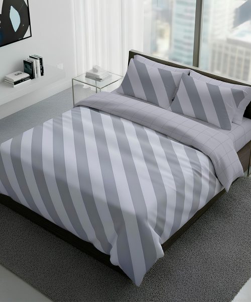 Parure Copripiumino Quadrifoglio Fantasia disegno a righe e quadri grigio. In cotone e 100% prodotto in Italia. Disponibile sia per letto singolo che per letto matrimoniale.
