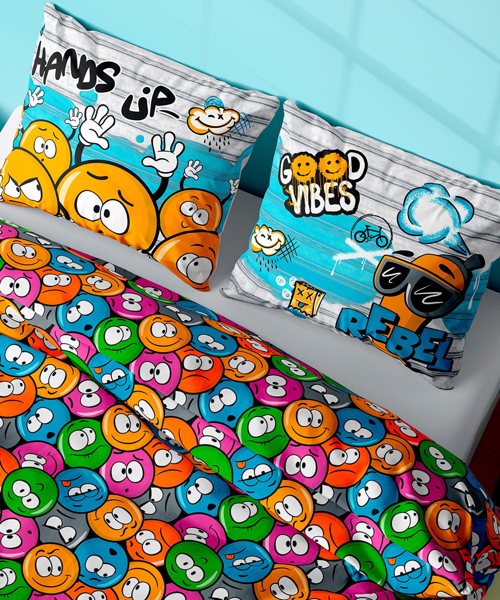 Dettaglio federe Parure Copripiumino Quadrifoglio Fantasia disegno emoji fumetto emoticons . In cotone e 100% prodotto in Italia. Disponibile sia per letto singolo che per letto matrimoniale.