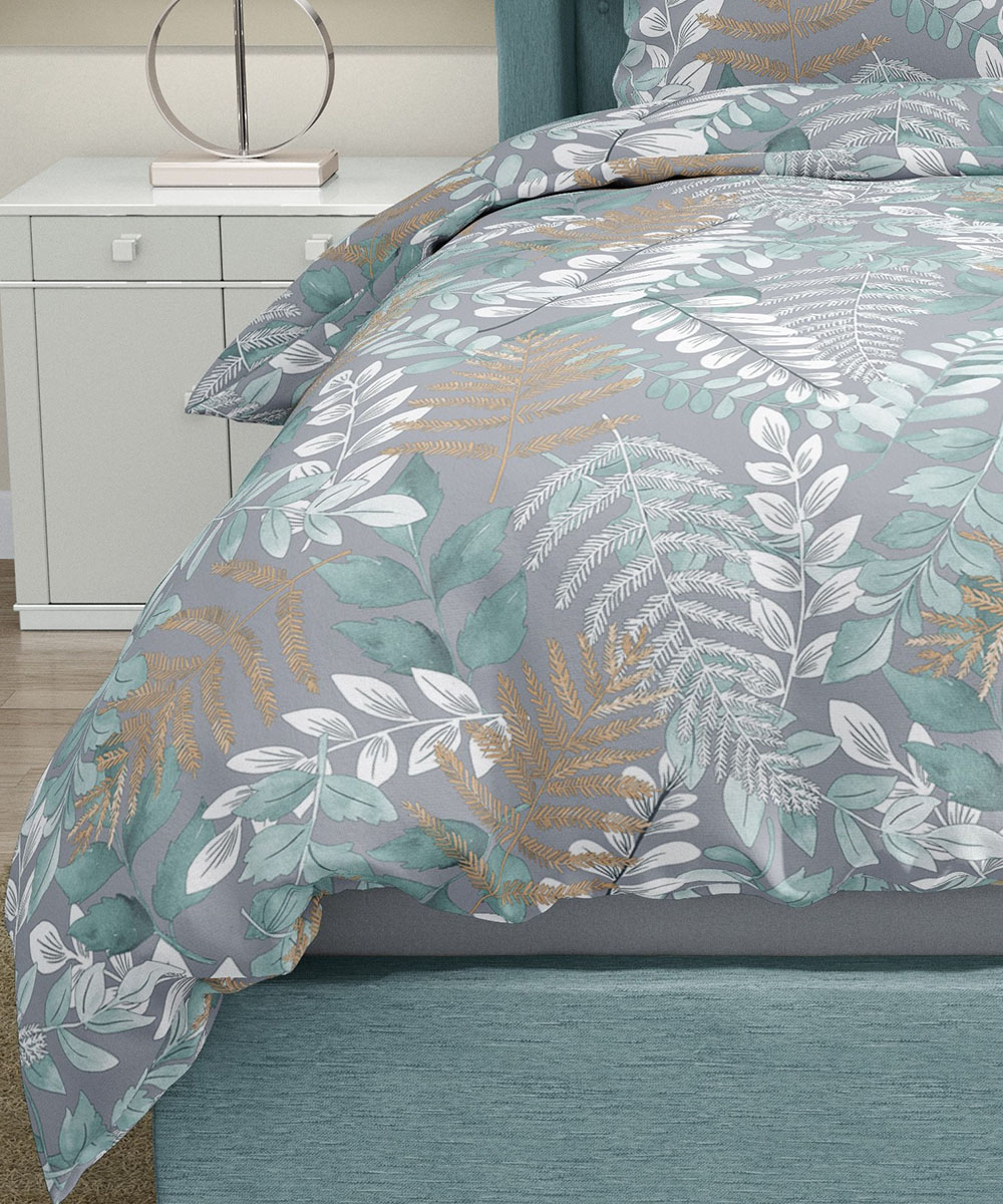 Dettaglio Parure Copripiumino Quadrifoglio Fantasia disegno Foglia foresta giungla grigio e multicolore. In cotone e 100% prodotto in Italia. Disponibile sia per letto singolo che per letto matrimoniale.