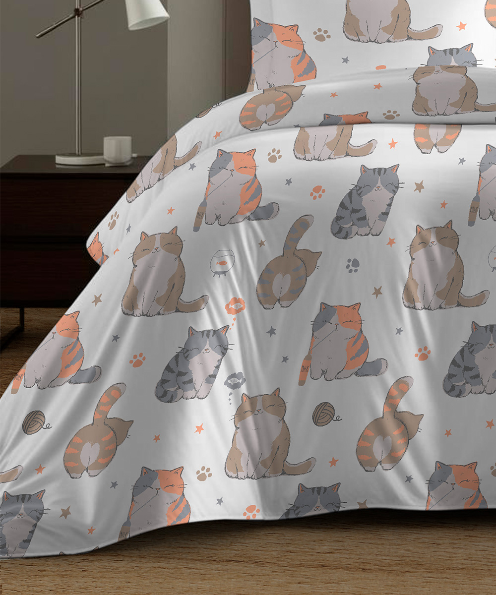 Dettaglio Parure Copripiumino Quadrifoglio Fantasia disegno gatti fumetto micio . In cotone e 100% prodotto in Italia. Disponibile sia per letto singolo che per letto matrimoniale.