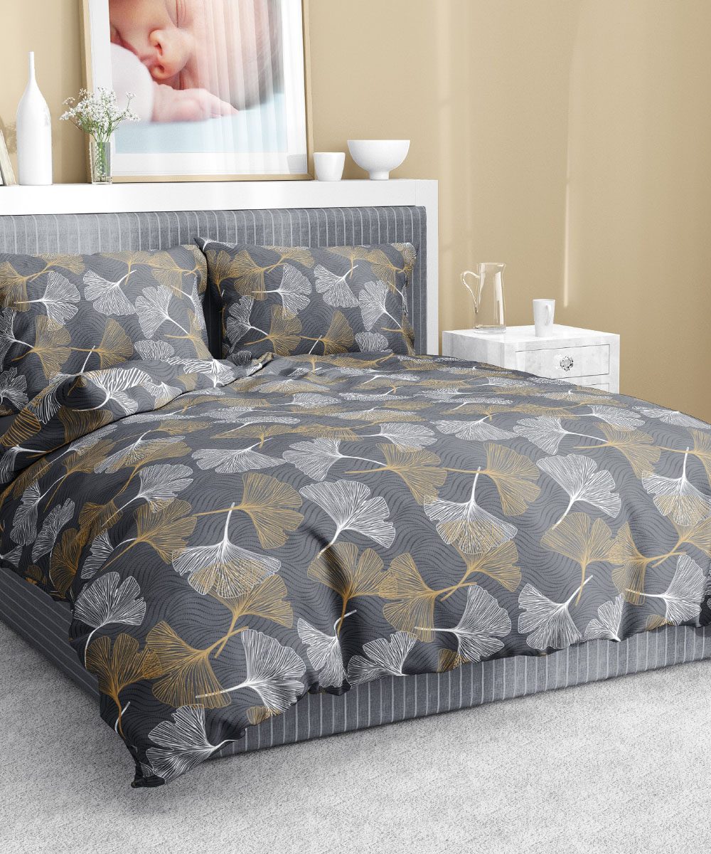 Parure Copripiumino Quadrifoglio Fantasia disegno foglia Ginko stilizzata giallo oro. In cotone e 100% prodotto in Italia. Disponibile sia per letto singolo che per letto matrimoniale.