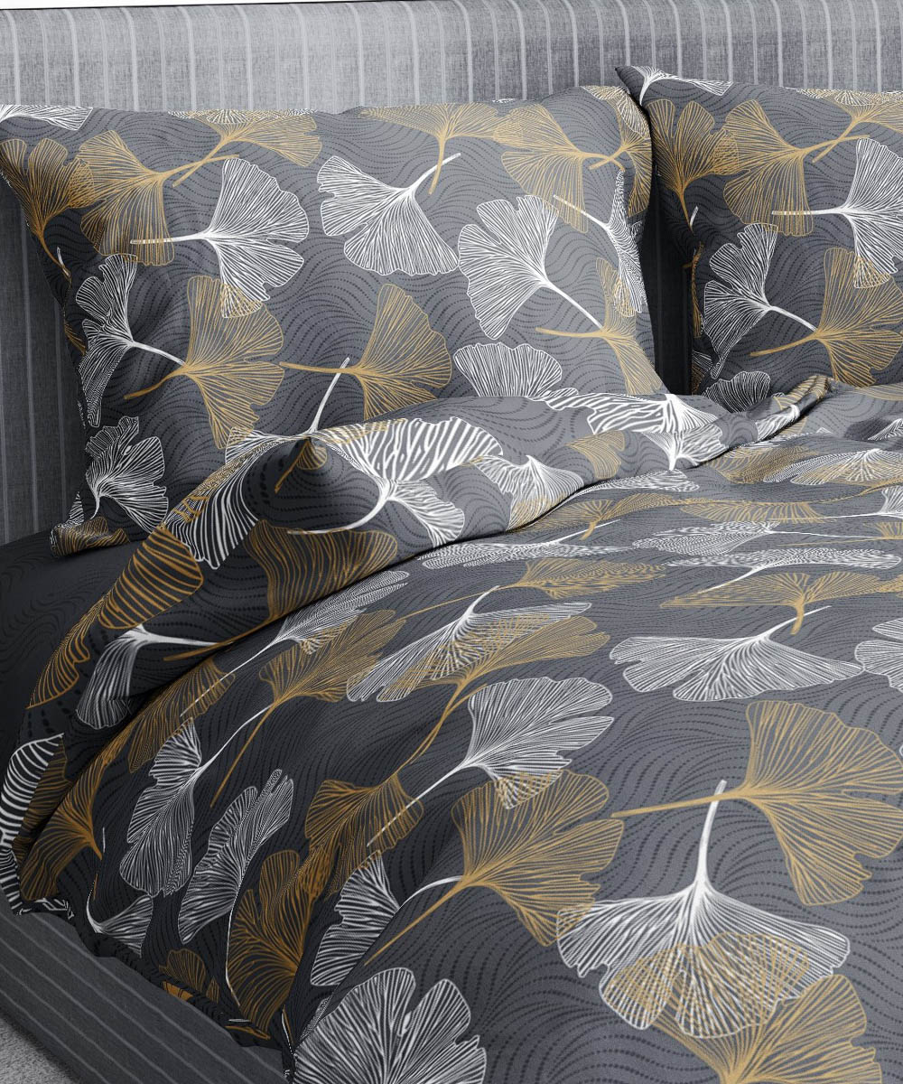 Dettaglio Parure Copripiumino Quadrifoglio Fantasia disegno foglia Ginko stilizzata giallo oro. In cotone e 100% prodotto in Italia. Disponibile sia per letto singolo che per letto matrimoniale.
