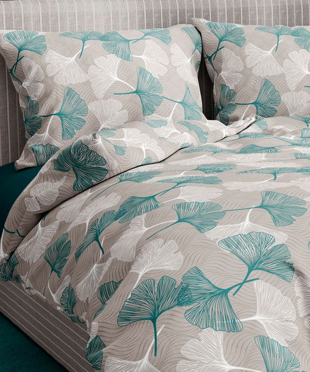 Dettaglio Parure Copripiumino Quadrifoglio Fantasia disegno foglia Ginko stilizzata verde acqua. In cotone e 100% prodotto in Italia. Disponibile sia per letto singolo che per letto matrimoniale.