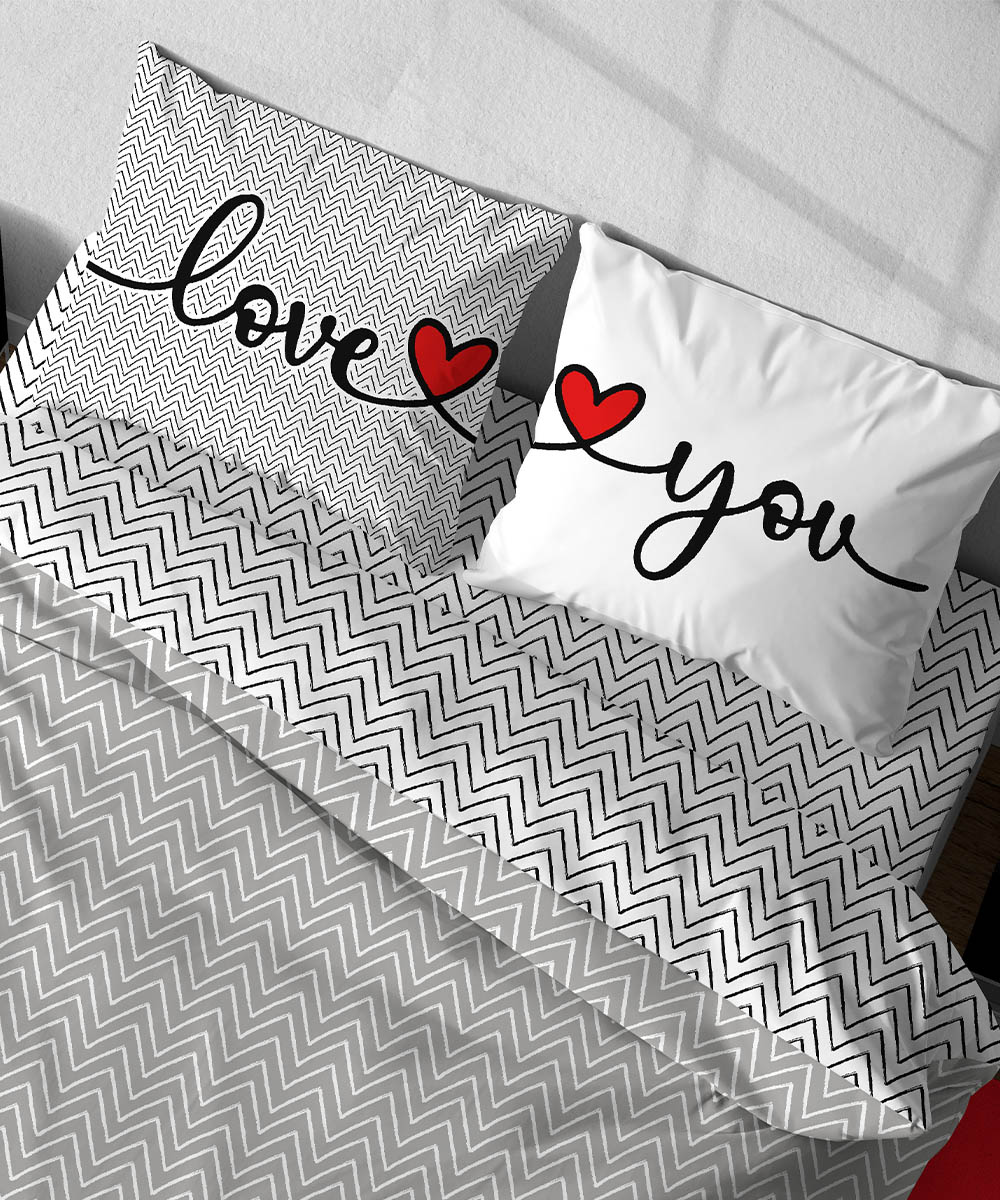 Dettaglio federe Parure Copripiumino Quadrifoglio scritta Love You con cuore. In cotone e 100% prodotto in Italia. Disponibile sia per letto singolo che per letto matrimoniale.