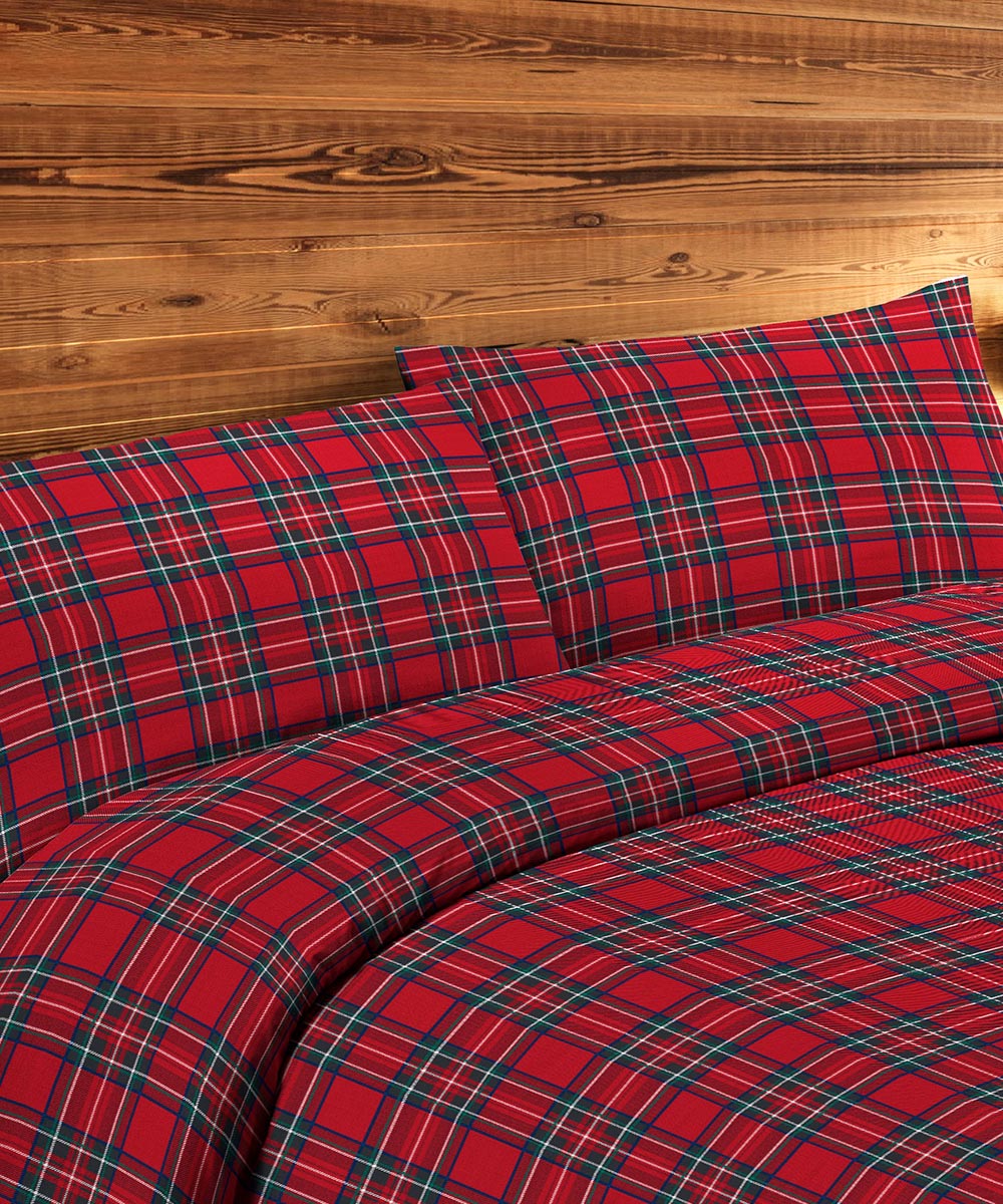 Dettaglio Parure Copripiumino Quadrifoglio fantasia scozzese tartan kilt rosso. In cotone e 100% prodotto in Italia. Disponibile sia per letto singolo che per letto matrimoniale.