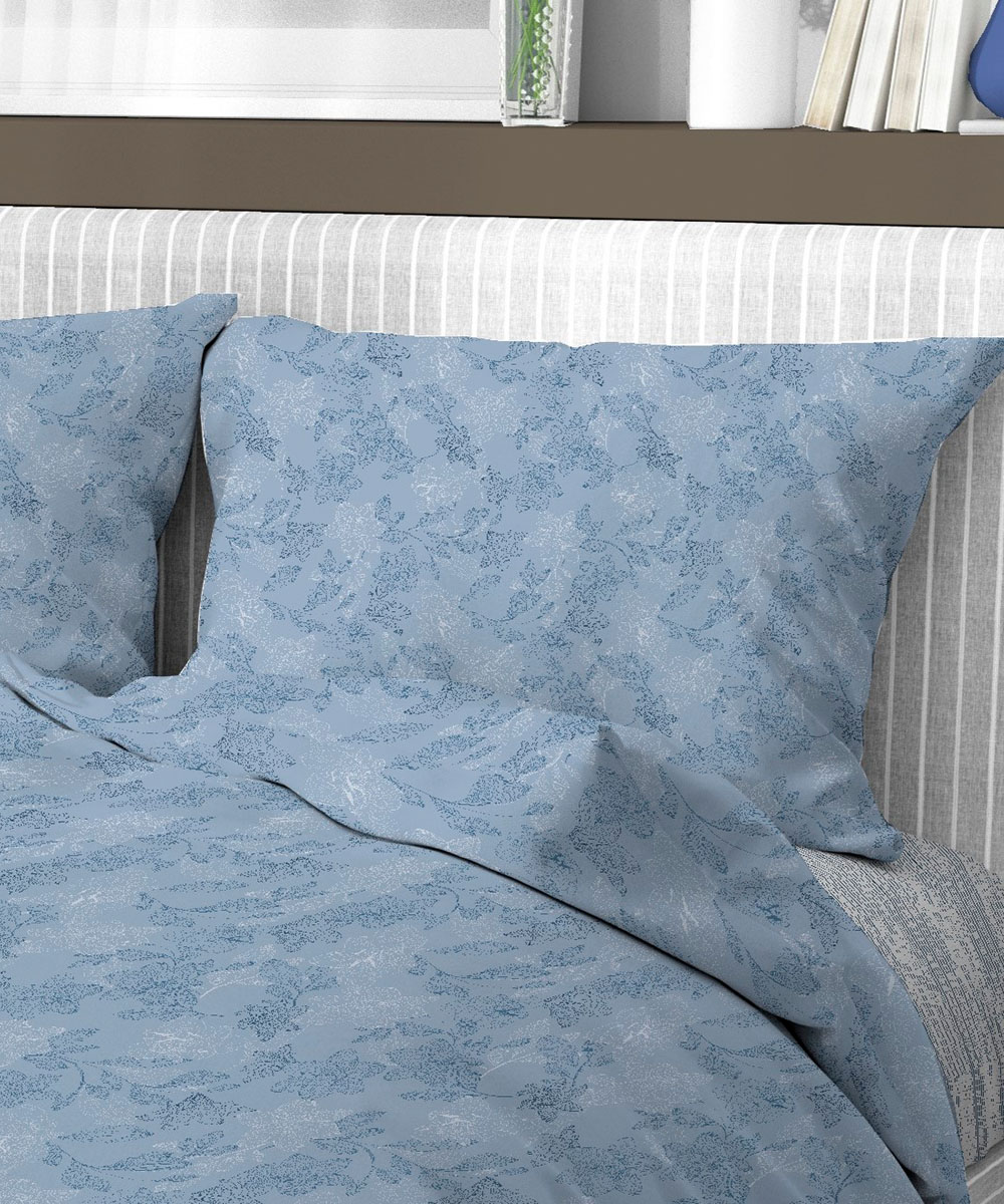 Dettaglio Parure Copripiumino Quadrifoglio Fantasia floreale blu azzurro. In cotone e 100% prodotto in Italia. Disponibile sia per letto singolo che per letto matrimoniale.