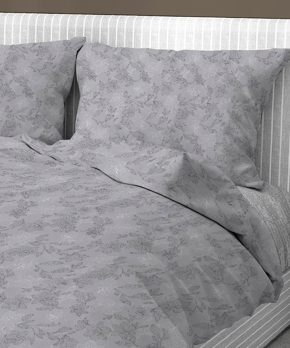 Dettaglio Parure Copripiumino Quadrifoglio Fantasia floreale grigio. In cotone e 100% prodotto in Italia. Disponibile sia per letto singolo che per letto matrimoniale.