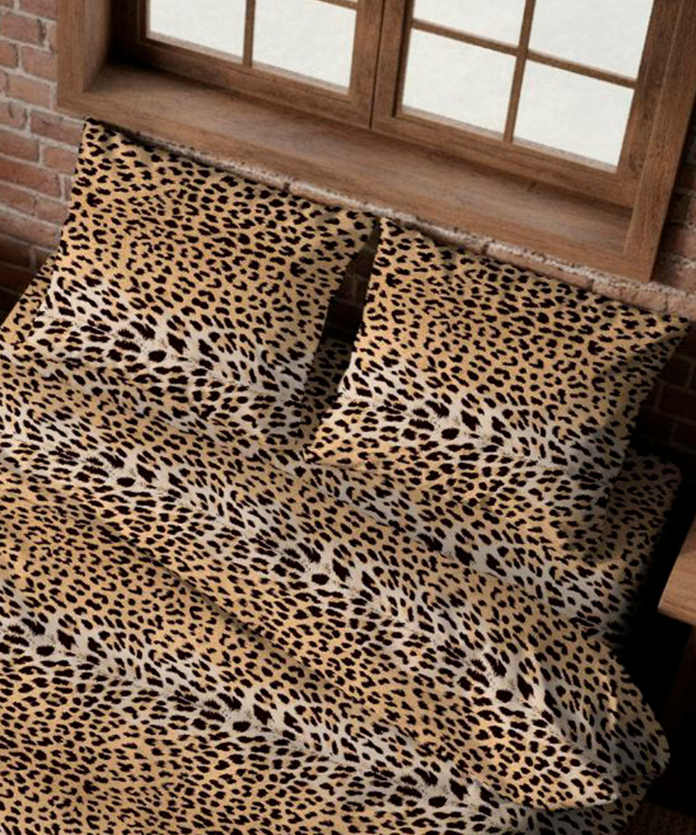 Dettaglio Parure Copripiumino Quadrifoglio Disegno maculato ghepardato animalier. In cotone e 100% prodotto in Italia. Disponibile sia per letto singolo che per letto matrimoniale.