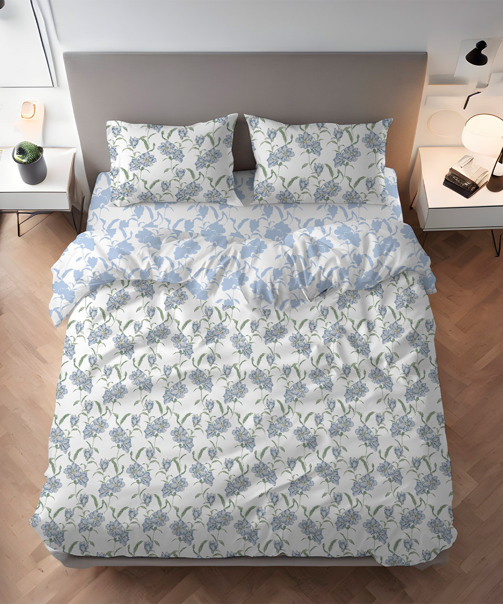 Parure Copripiumino Quadrifoglio Fantasia floreale fiori magnolia azzurri. In cotone e 100% prodotto in Italia. Disponibile sia per letto singolo che per letto matrimoniale.