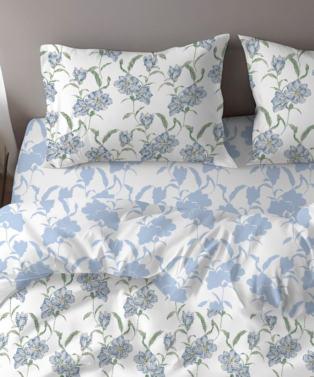 Dettaglio Parure Copripiumino Quadrifoglio Fantasia floreale fiori magnolia azzurri. In cotone e 100% prodotto in Italia. Disponibile sia per letto singolo che per letto matrimoniale.