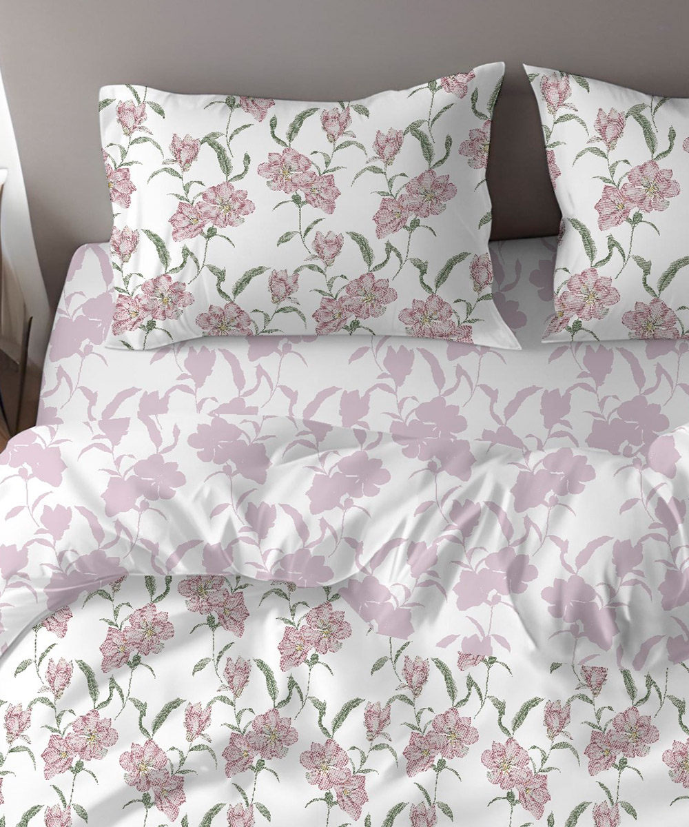 Dettaglio Parure Copripiumino Quadrifoglio Fantasia floreale fiori magnolia rosa. In cotone e 100% prodotto in Italia. Disponibile sia per letto singolo che per letto matrimoniale.